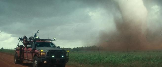 好萊塢災難大片《龍捲風暴》描述追風達人的冒險旅程。（華納兄弟提供）