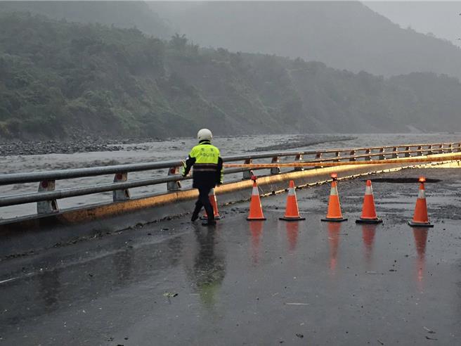 高雄市桃源区南横公路台20线99K处，今日下午3时受颱风影响致路基掏空，长约10余米、宽约6米，深达河床，现场由警方及保全人员，拉封锁线管制，并设置安全交通锥、警示灯，暂时封闭道路，确保用路人安全。（警方提供／林雅惠高雄传真）