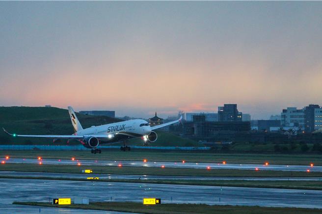 桃园国际机场31日受康芮颱风影响，航班取消逾200班次。下午桃园机场空侧风速过大，降落航班在瞬间的侧飞吹来时，整台飞机左右晃动，甚至多架航班遭遇强侧风，只好拉高重飞。（陈麒全摄）