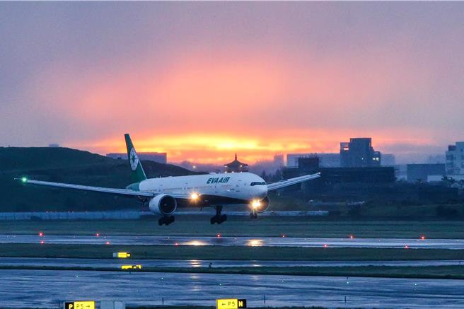 桃园国际机场31日受康芮颱风影响，航班取消逾200班次。下午桃园机场空侧风速过大，降落航班在瞬间的侧飞吹来时，整台飞机左右晃动，甚至多架航班遭遇强侧风，只好拉高重飞。（陈麒全摄）