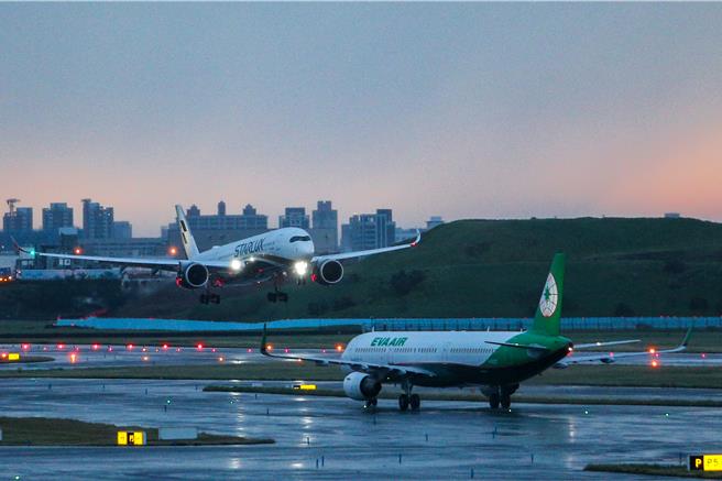 桃园国际机场31日受康芮颱风影响，航班取消逾200班次。下午桃园机场空侧风速过大，降落航班在瞬间的侧飞吹来时，整台飞机左右晃动，甚至多架航班遭遇强侧风，只好拉高重飞。（陈麒全摄）