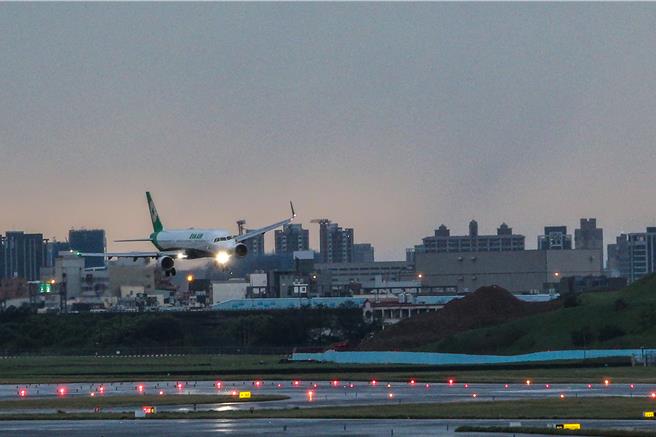 桃园国际机场31日受康芮颱风影响，航班取消逾200班次。下午桃园机场空侧风速过大，降落航班在瞬间的侧飞吹来时，整台飞机左右晃动，甚至多架航班遭遇强侧风，只好拉高重飞。（陈麒全摄）