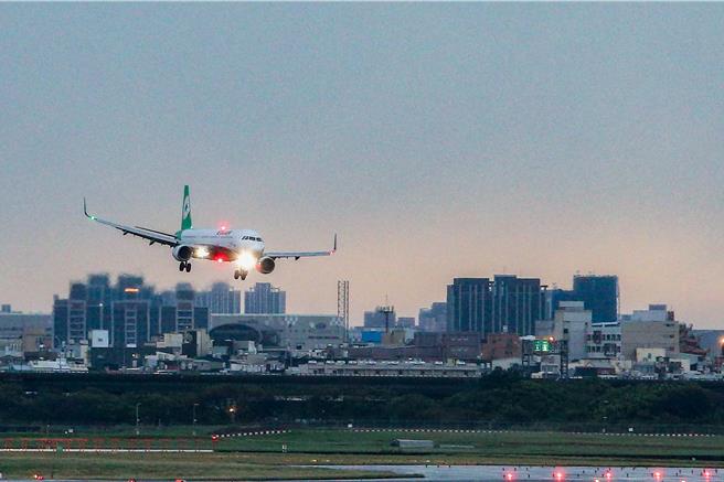 桃园国际机场31日受康芮颱风影响，航班取消逾200班次。下午桃园机场空侧风速过大，降落航班在瞬间的侧飞吹来时，整台飞机左右晃动，甚至多架航班遭遇强侧风，只好拉高重飞。（陈麒全摄）