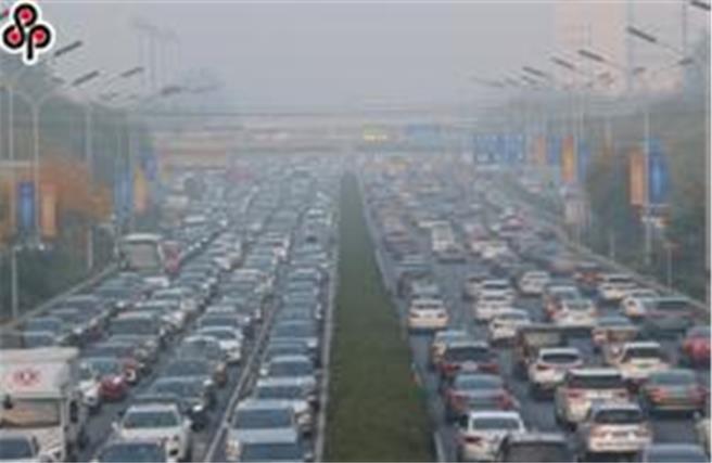 京津冀霧霾捲土重來？來得早時間長程度重。圖為2023年10月30日北京霧霾天氣發布橙色預警訊號。（中新社資料照）