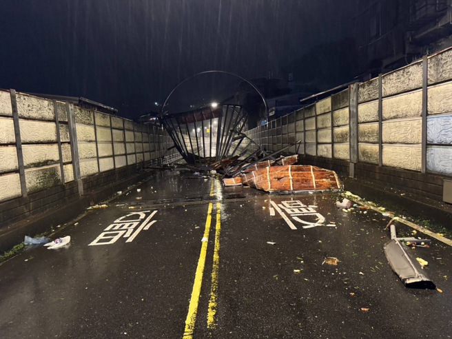 基隆市中山区西定高架道路发生铁架掉落事件。（图警方提供／简铭柱翻摄）