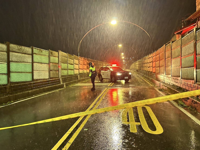 基隆市中山区西定高架道路发生铁架掉落事件。（图警方提供／简铭柱翻摄）