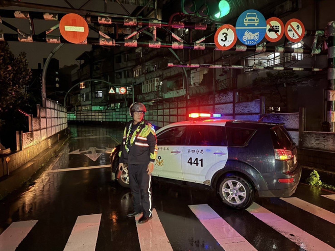 基隆市中山区西定高架道路发生铁架掉落事件。（图警方提供／简铭柱翻摄）