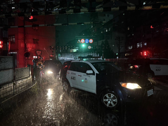 基隆市中山区西定高架道路发生铁架掉落事件。（图警方提供／简铭柱翻摄）