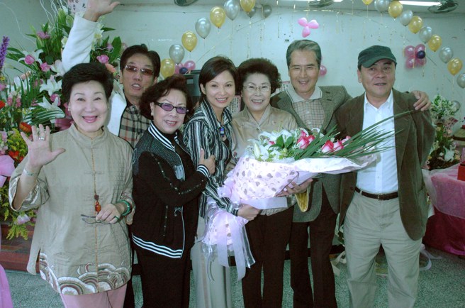 第41届金马影后杨贵媚(左4)，于2004年办流水席，石英夫妇(右2)、康丁夫妇、文英、王童欢聚一堂。（图／中时资料照）
