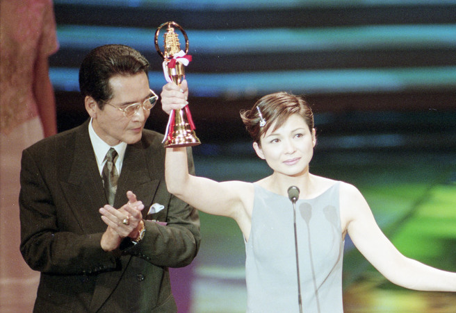 女星杨贵媚(右)荣获第34届电视金钟奖最佳女主角奖，石英(左)时任颁奖人。（图／中时资料照）