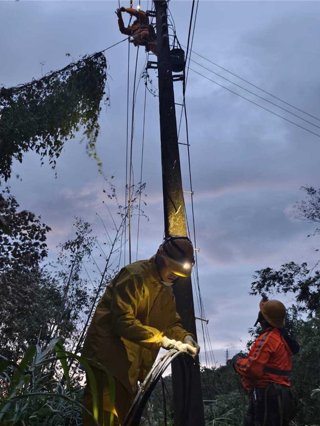 康芮颱风带来强风豪雨造成新竹湖口乡高压断线，台电人员入夜后仍积极抢修。（台电提供）