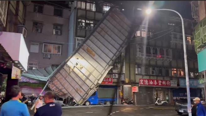 新莊民宅鐵皮屋頂遭強風整片掀落。（新北市議員陳世軒提供）