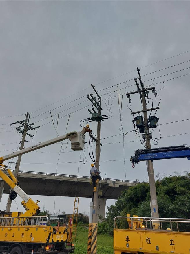 台电人员抢修復电。（台电提供／李京升台中传真）