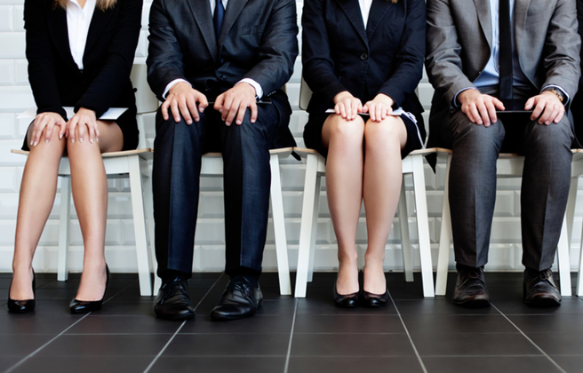 有一名求职者近日参加面试，却被对方要求打扑克牌。（示意图：shutterstock／达志）