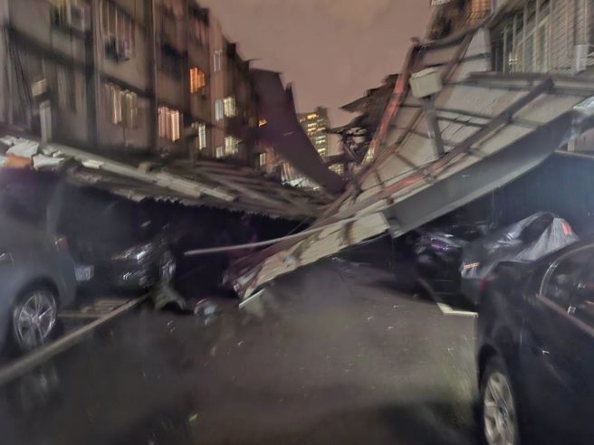 王鴻薇指出松山醫院宿舍屋頂倒塌，及各處出現路樹倒塌狀況，幸無人受傷，提醒民眾小心。（圖／取自王鴻薇臉書）