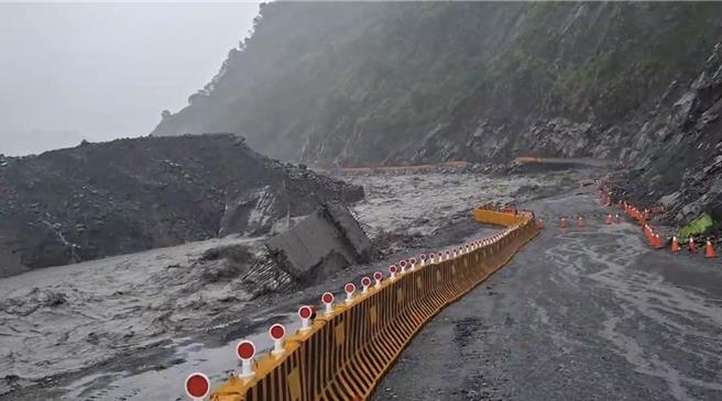 台20線南橫公路明霸克露橋河床便道因荖濃溪水暴漲已流失100公尺，無人車傷亡。（公路局提供／蔡明亘台北傳真）