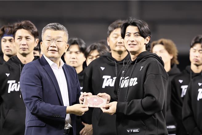 中職會長蔡其昌（左）日前在台北大巨蛋的12強中華隊開訓典禮頒發加菜金。（中職提供）