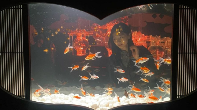 周子瑜到东京打卡金鱼展。（图／翻摄自IG @thinkaboutzu）