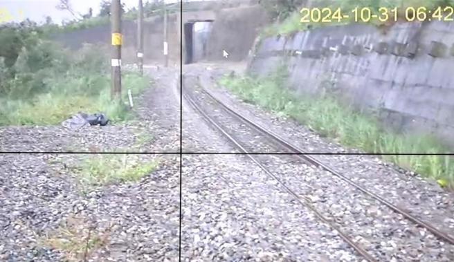 台铁北迴线和仁=崇德路段，10月31日早上6时40分左右，因公路上方泥流溢流，覆盖东、西正线约50公尺。（台铁提供／蔡明亘台北传真）