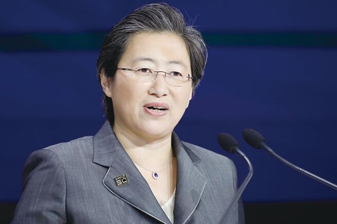 超微本季财测逊于市场预期，拖累股价大跌，执行长苏姿丰亲上火线，再度上修今年的AI晶片营收预测。图／美联社