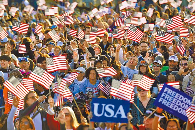 美国总统大选倒数计时，民主党总统候选人贺锦丽29日在华盛顿国家广场举行竞选活动，热情的支持者挥舞美国国旗为贺锦丽造势。（路透）