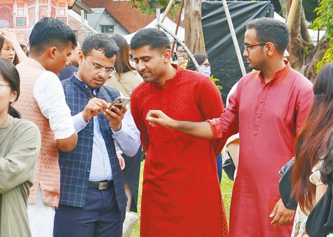 劳动部长何佩珊坦言，2028年移工人数将突破百万人。图为不少印度裔人士出席在北市华山公园举行的「印度夏日狂欢节」。（本报资料照片）