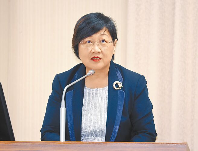 立委指出有僑生來台就學後「整批」護照被校方扣留！僑務委員會委員長徐佳青表示，可能是因金錢借貸問題，但不支持學校這種行為，並承諾清查。（姚志平攝）