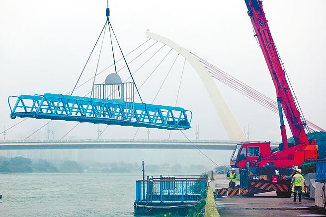 康芮颱風來襲，台北市水利處30日啟動河濱撤離工作，在台北市大佳碼頭出動大型吊車吊離引橋。（杜宜諳攝）