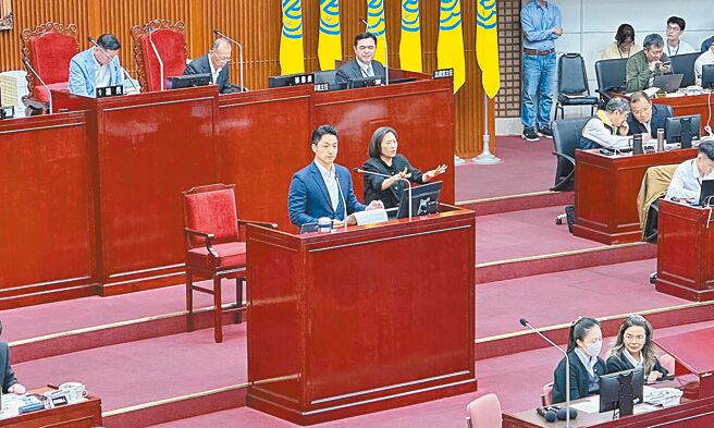 台北市長蔣萬安30日赴議會報告今年追加減預算及明年總預算編列，他強調，上任後落實財政紀律且務實還債，預計到明年每位台北市民負債將會減少1萬元。（丁上程攝）