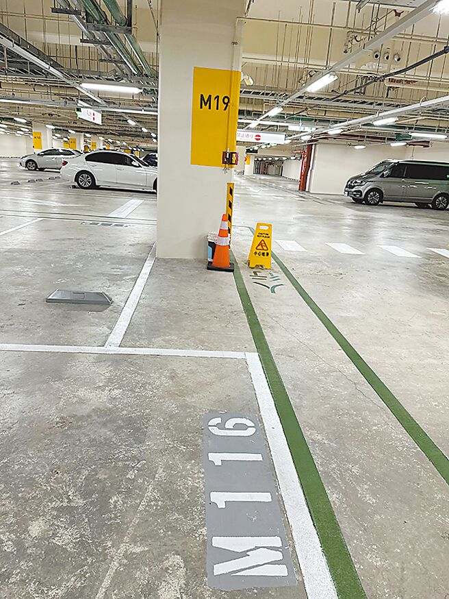 台北大巨蛋漏水事件频传，台北市政府要求远雄集团10月底完成改善，市议员陈怡君发现，大巨蛋连停车场也漏水，墙壁还出现大片壁癌，可见管线渗水已久。（台北市议员陈怡君研究室提供／刘彦宜台北传真）