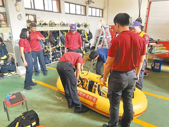 康芮颱風來勢洶洶，桃園市復興區預做防颱整備，消防單位盤點物資，確保能在第一時間出勤救災。（呂筱蟬攝）