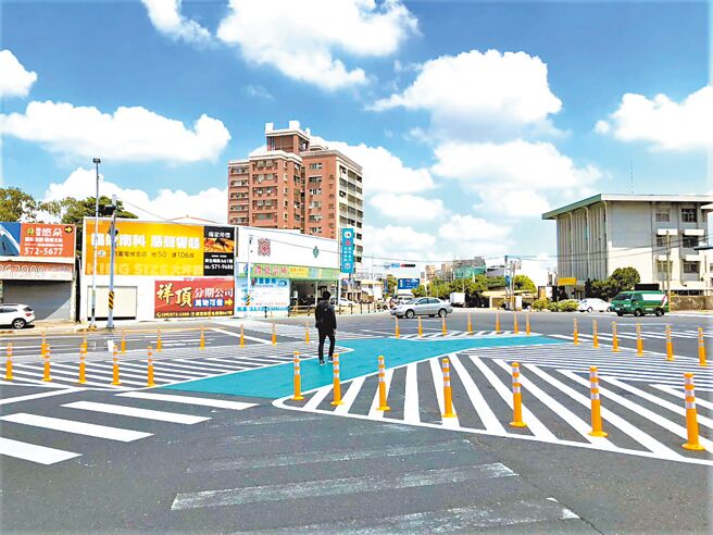 台南市政府交通局持续推动「道路交通安全多元提升计画」，研拟9大行动计画、21项精进策略及33项具体工作，作为明年执行重点。图为麻豆区市道173线新生南路、兴国路口标线优化工程。（交通局提供／洪荣志台南传真）