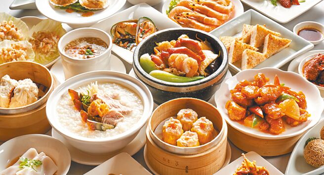 「珍珠坊」旅展推出「港點粵菜任你選餐券」，主廚特選60道精選招牌料理吃到飽，買10贈1折後每張1045元。（台北福華大飯店提供）