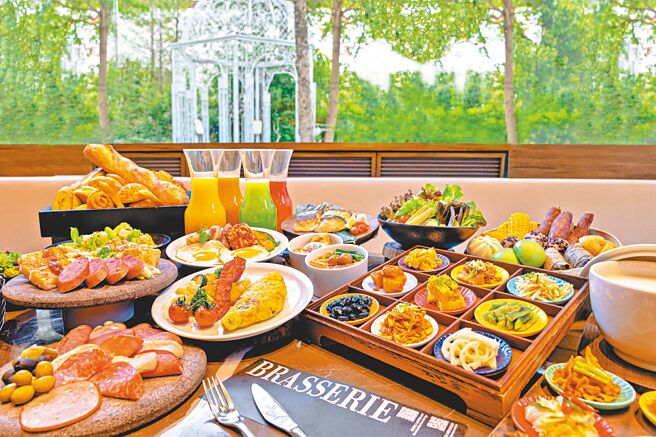 「平日自助美饌早餐雙人環遊券」可用於台北晶華「栢麗廳」等3個館別餐廳，買10送1，平均每人約700元即可大啖豐盛的自助早餐。（晶華國際酒店集團提供）