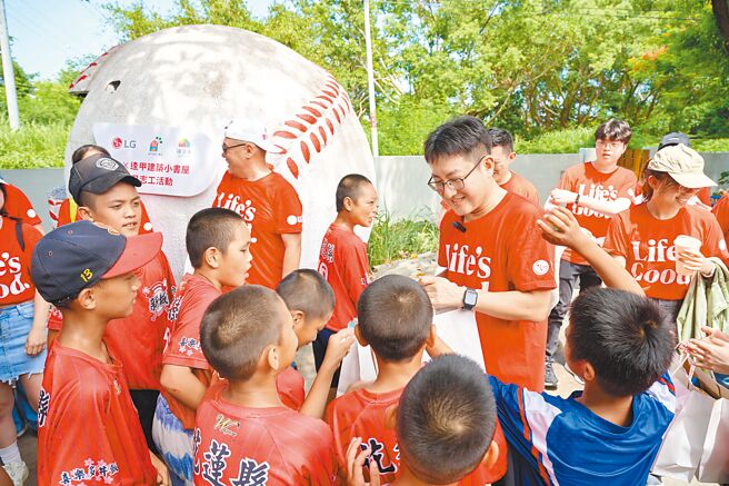 台灣LG電子董事長鄭淵寬（中排右二）在花蓮練習曲小書屋與小朋友互動交流。（LG提供）