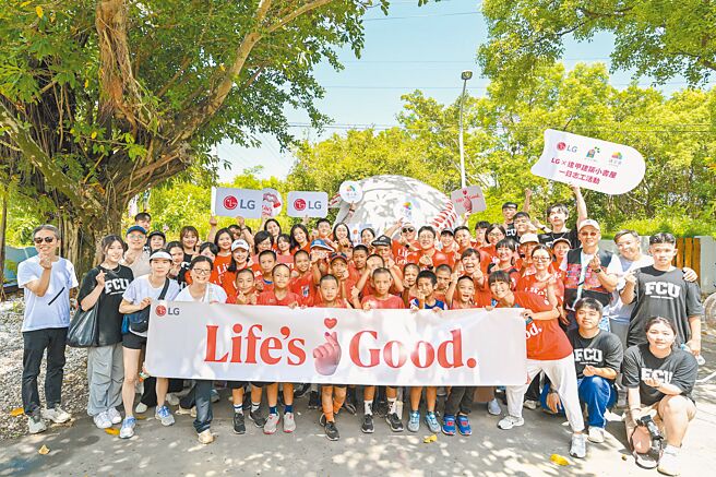 台灣LG電子董事長鄭淵寬親自帶領LG志工團前往花蓮新城，與逢甲大學建築專業學院師生、當地社區共同修繕花蓮練習曲小書屋。（LG提供）