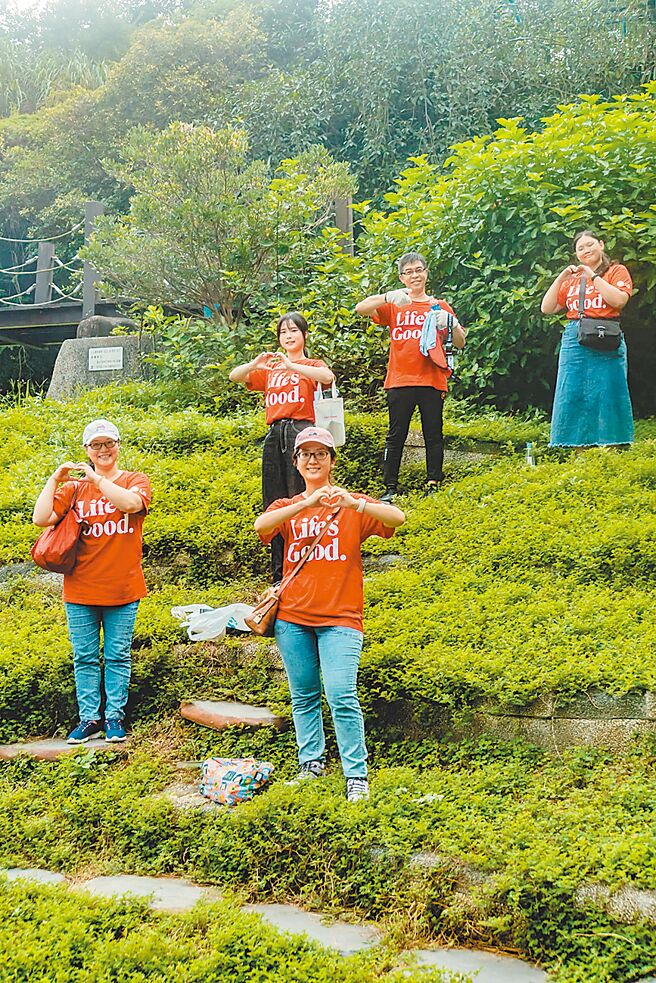 台灣LG電子員工以徒步淨山的方式撿拾垃圾，同時進行蝴蝶生態教育，維護生態平衡與保育環境。（LG提供）