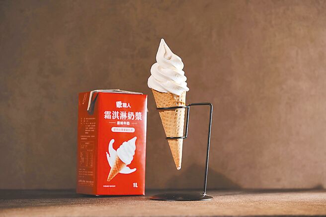 据经济部统计，今年1月到8月国内餐饮业累计营业额达6896亿元，年增率3.6%，创歷年同期新高。开元食品观察，配餐甜点成关键的第二战场，因此今年推全新霜淇淋应用服务（见图）。（开元食品提供）