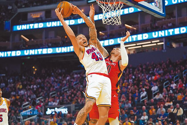 勇士替補瓦特斯（左）砍進21分，抓下8籃板，送出4助攻，成為球隊逆轉擊敗鵜鶘的頭號功臣。（路透）