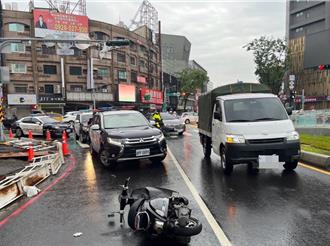 高雄捷警紅線臨停放同仁下車！女騎士閃避不及追撞再波及2車