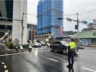 康芮颱風過後首日通勤潮 蘆洲警動員百人維持交通順暢