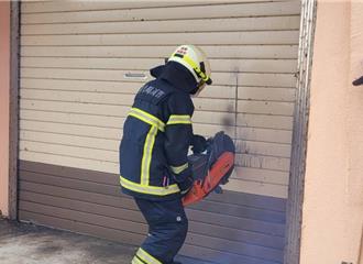  台东长滨国中铁门变形 老师受困宿舍消防锯开助脱困