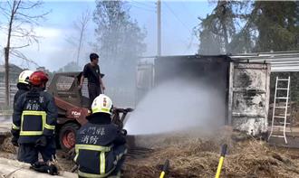 金門牧場草料貨櫃施工引火苗 警消馳援「滅火救牛」