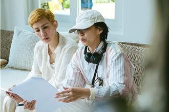 吴君如遭欠薪一年多 港导演认了：有赚才能给钱