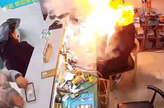 手機電池突爆炸 陸老闆慘遭「火焰噴臉」！送修民眾嚇壞