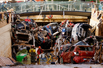 西班牙水災已205死！會議中心停屍 消防員「抽油」救援