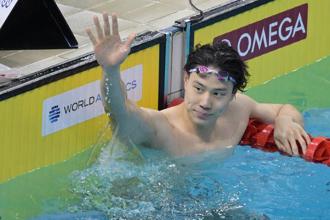 游泳》大陸覃海洋50蛙泳0.06秒優勢奪金 加冕世界盃三連冠 