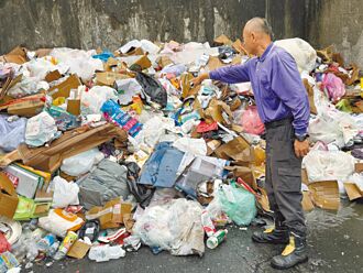 哀鳳當垃圾丟 幸逃過輾壓找回