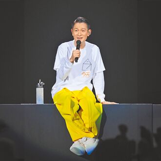 劉太太們看嘸華仔 不畏風雨狂搶周邊