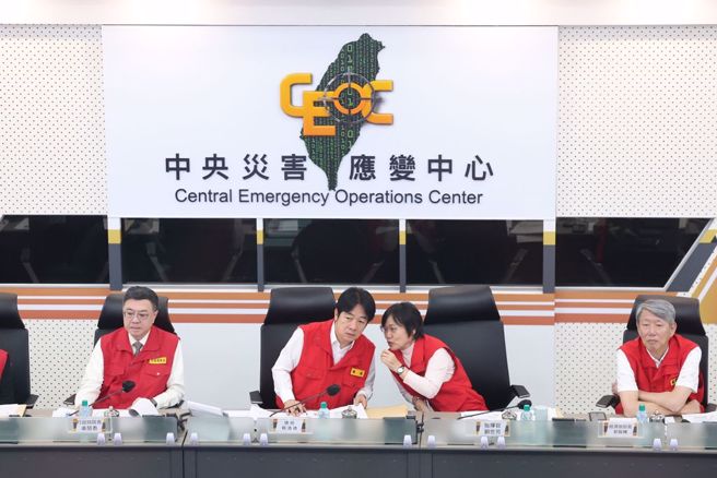 强颱康芮袭台，赖清德(中)31日视导康芮颱风中央灾害应变中心第六次工作会报，并与县市首长视讯关心灾情。（资料照片/杜宜谙摄）